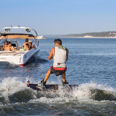 Lago Montargil&Villas Esterno foto A wakeboarder